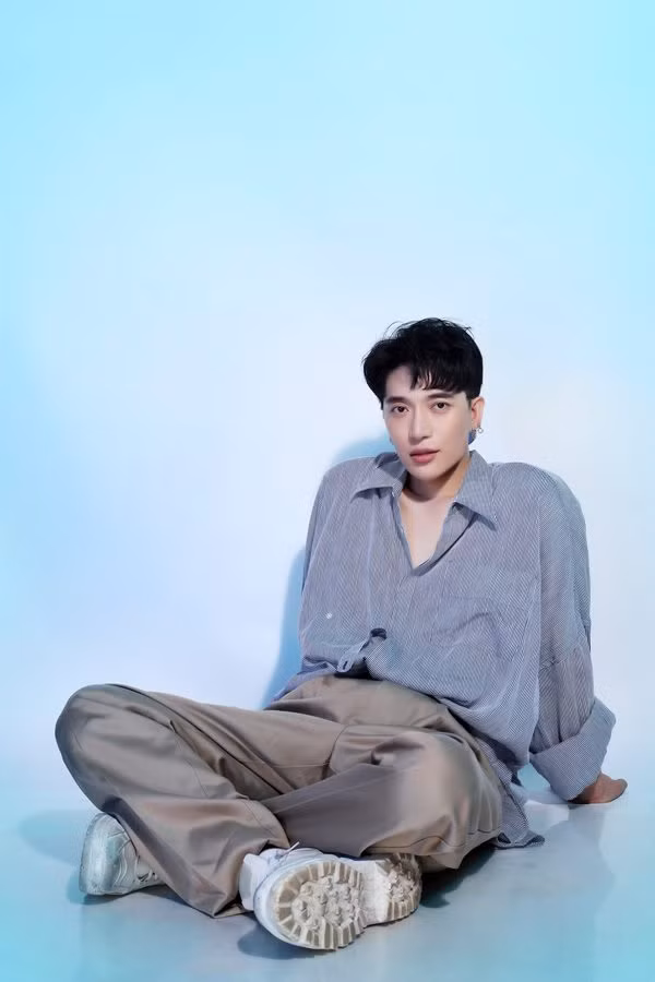 Nam nhạc sĩ trẻ có cách mix&amp;match trang phục vừa bụi bặm vừa thời trang khiến người ta thấy sự mới mẻ, táo bạo.