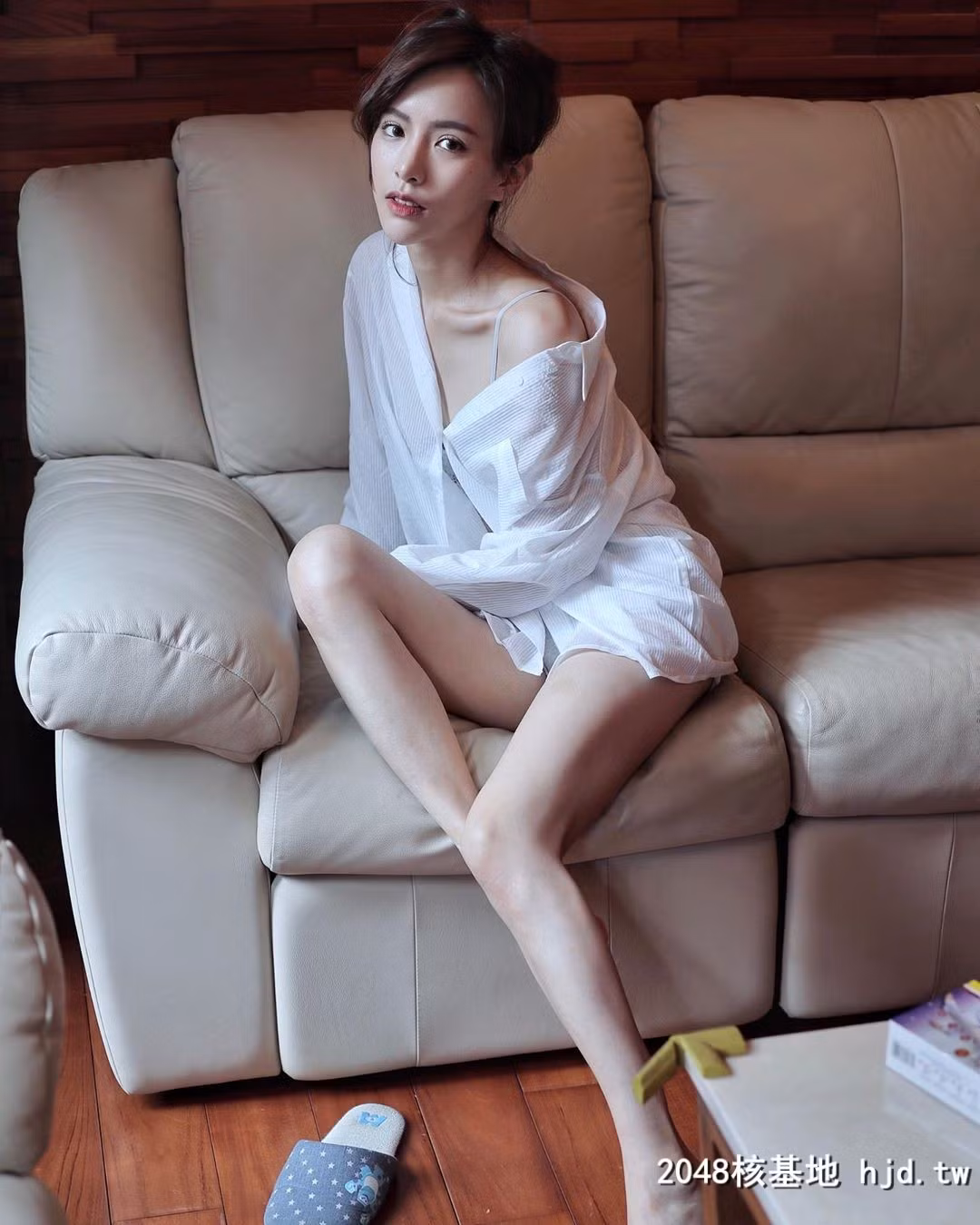 Chiếc áo sơ mi trễ nải giúp người đẹp khoe bờ vai thon thả, quyến rũ.