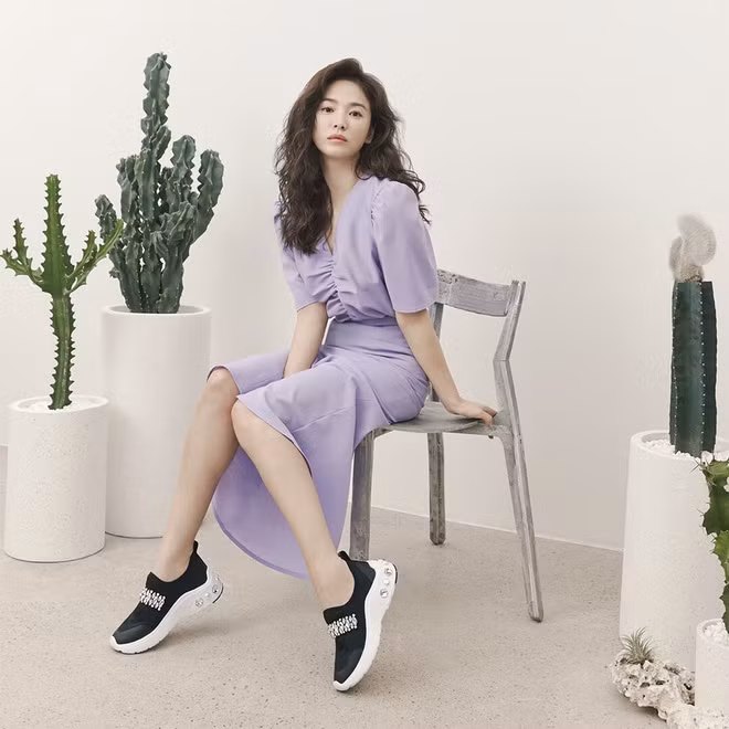 Không bó buộc vào bất cứ kiểu dáng trang phục nào, Song Hye Kyo luôn thử nghiệm nhiều phong cách thời trang khác nhau từ nữ tính, gợi cảm đến năng động, trẻ trung.