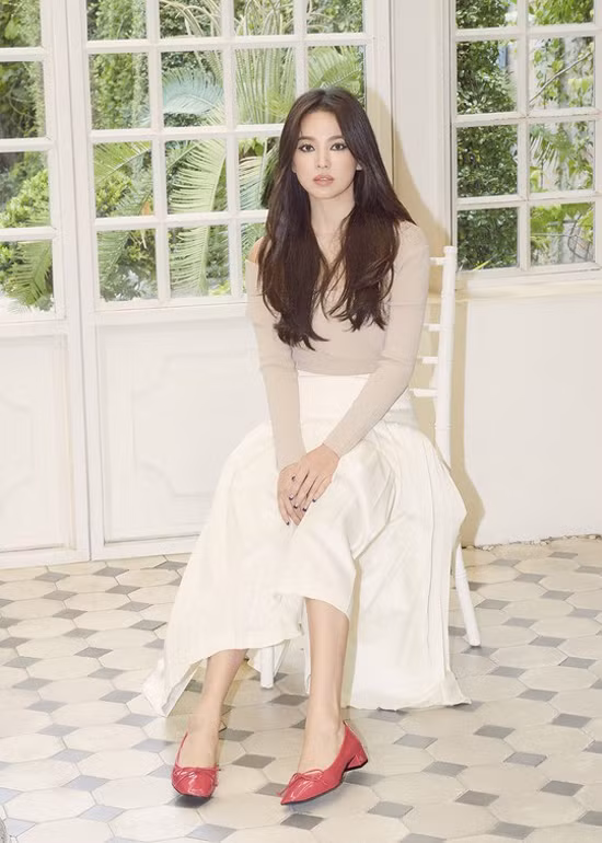 Áo trễ vai phối với chân váy dài giúp Song Hye Kyo khỏe vẻ nữ tính, cuốn hút.