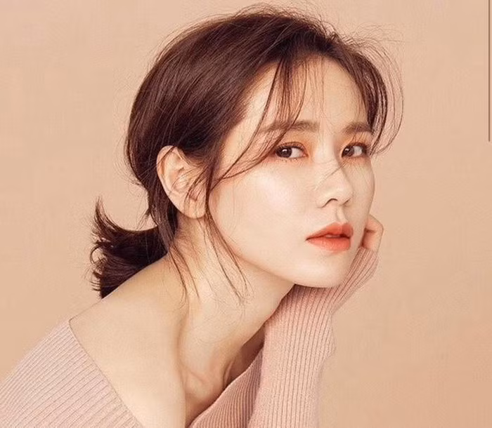 Gần đây, nữ diễn viên sinh năm 1982 tái xuất trong phim truyền hình Hạ cánh nơi anh (tên tiếng Anh: Crash landing on you). Ở tuổi 38, nhan sắc Son Ye Jin không có quá nhiều thay đổi so với những năm đầu mới vào nghề. Cô vẫn gây chú ý mỗi khi xuất hiện tại sự kiện nhờ làn da tươi tắn, sáng bóng như thủy tinh.