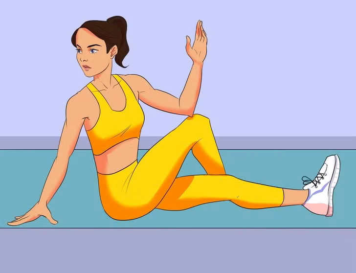 Kéo giãn cơ vùng hông, giảm đau lưng: Ngồi thẳng lưng trên thảm, hai chân duỗi thẳng, hai tay chống phía sau lưng. Bắt chéo chân phải qua chân trái, bàn chân phải đặt xuống sàn. Đặt bàn tay phải xuống sàn phía sau thân, nghiêng người sang phải, khuỷu tay trái đặt lên đầu gối phải. Giữ tư thế trong 30 giây rồi đổi bên. Lặp lại động tác 10 lần.