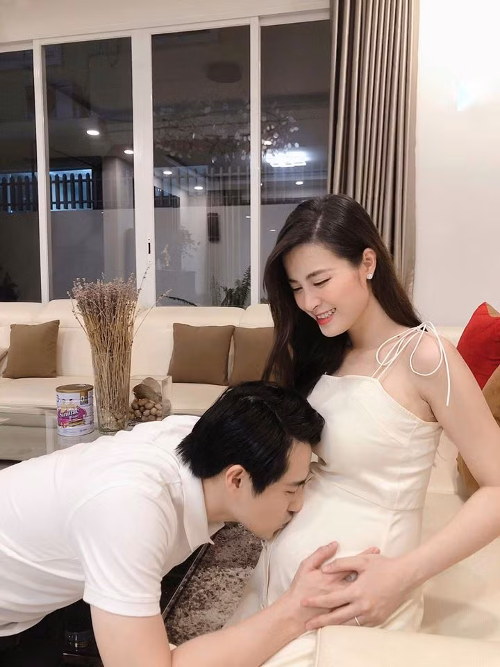 Dù bầu vượt mặt nhưng Đông Nhi vẫn yêu thích các mẫu váy trắng hai dây ôm dáng gợi cảm. Ảnh: FB, Internet. Mời độc giả theo dõi video "Minh Hằng chia sẻ về phong cách thời trang". Nguồn: VTC.