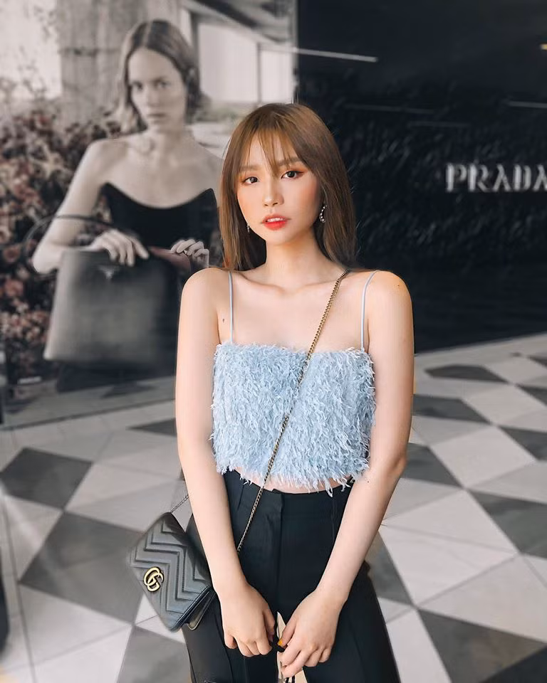 Cô nàng sinh năm 2000 thường phối trang phục theo phong cách hiện đại, sang chảnh và gợi cảm.