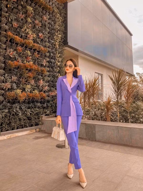 Người đẹp Hương Giang diện bộ suit màu tím khiến ai cũng phải trầm trồ vì quá đẹp.