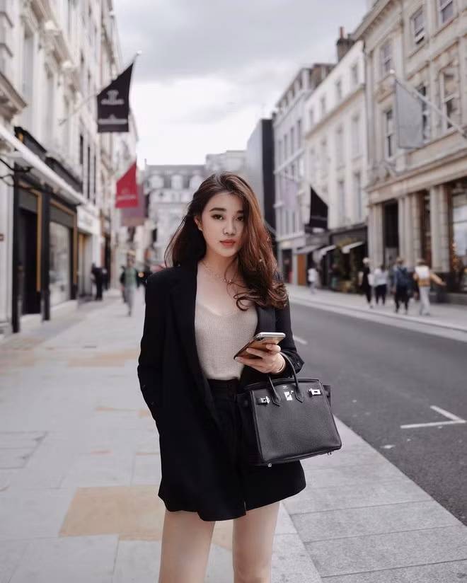 Người đẹp Lào thường xuyên ăn mặc sang chảnh và check in tại các địa điểm du lịch nổi tiếng thế giới.