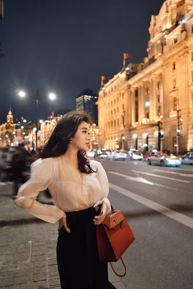 Nàng tiểu thư đất nước triệu voi trông thanh lịch, quý phái khi mix áo sơ mi voan với chân váy đen. Ảnh: Internet. Mời độc giả theo dõi video "Minh Hằng chia sẻ về phong cách thời trang". Nguồn: VTC.