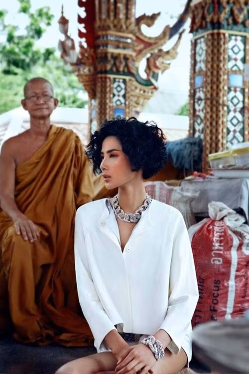 Hoàng Thùy bị lên án khi diện mốt thời trang giấu quần ngồi trước nhà sư.