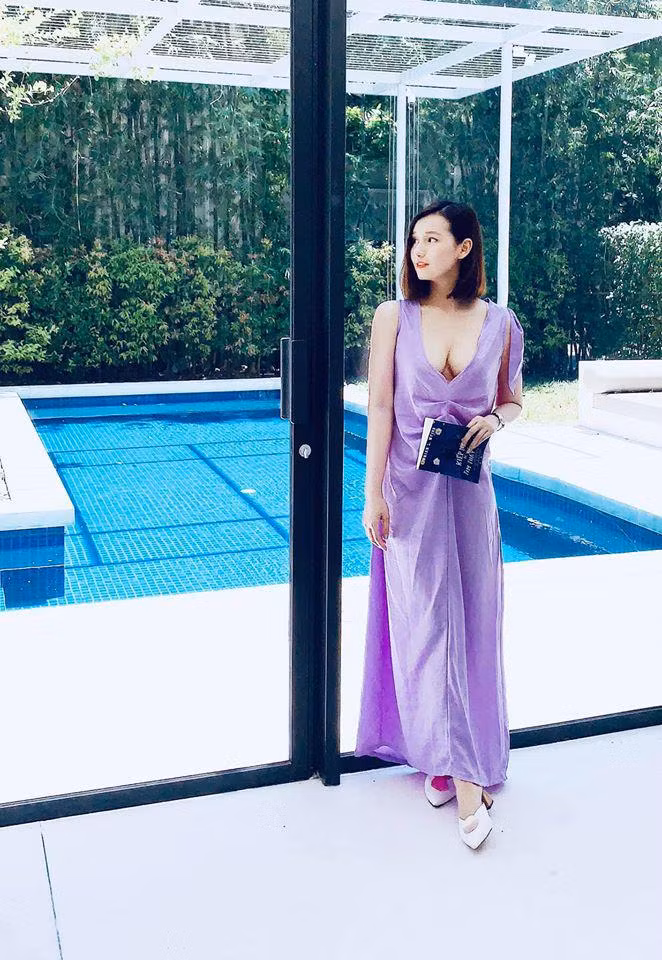 Theo đuổi phong cách điệu đà và quyến rũ hơn, Lã Thanh Huyền chọn kết thân cùng mẫu đầm suông tím xẻ ngực sexy.