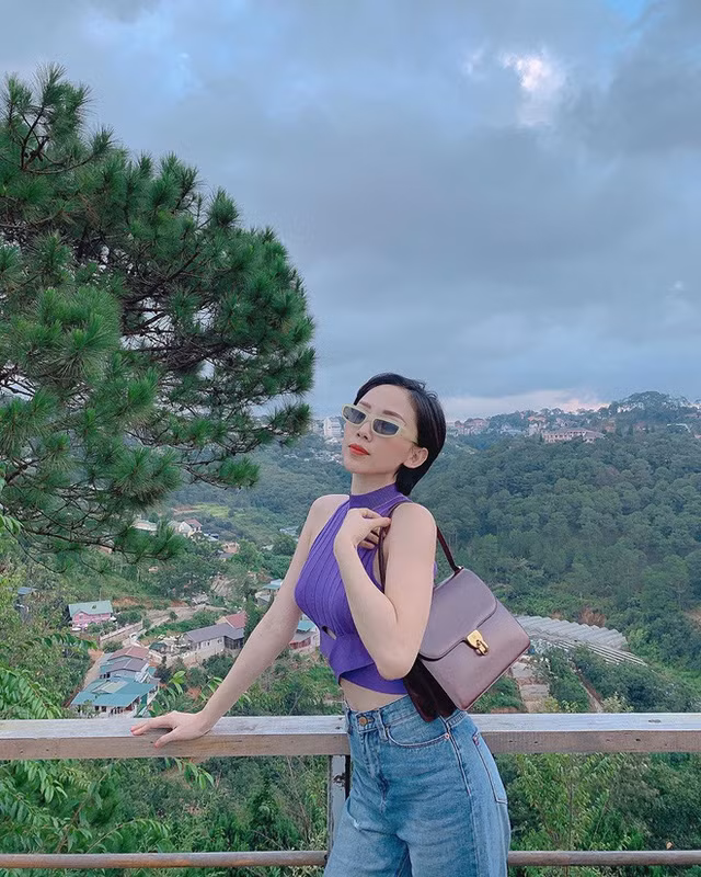 Tóc Tiên lăng xê trang phục màu tím khoe trọn vòng eo con kiến.