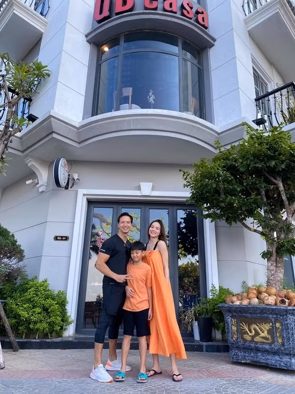 Những chiếc đầm phom dáng rộng, chất liệu mát mẻ là trang phục được Hà Hồ ưu ái trong thời gian gần đây.