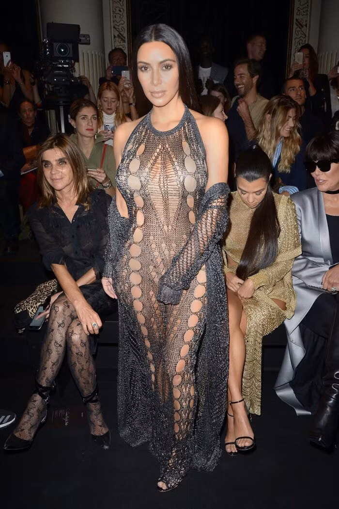 Chiếc đầm lưới hở hang mà Kim Kardashian West mặc đến tuần lễ thời trang Paris năm 2016.