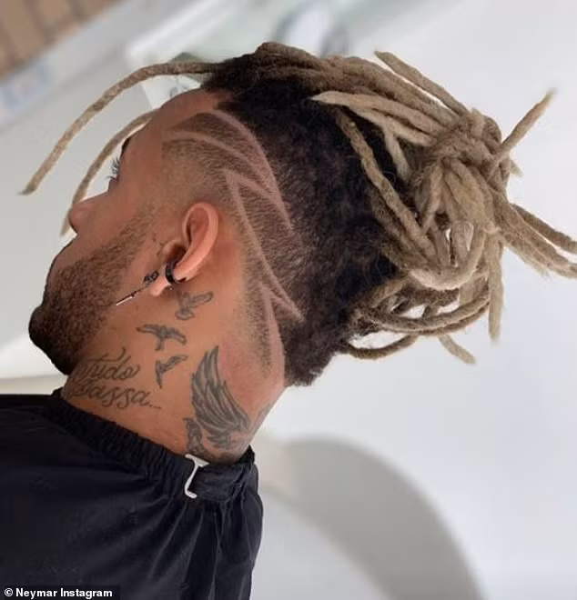 Neymar luôn khiến fan bất ngờ với những kiểu tóc độc, lạ, trong đó có lần anh để kiểu tóc mỳ ống đặc trưng của nước Ý.