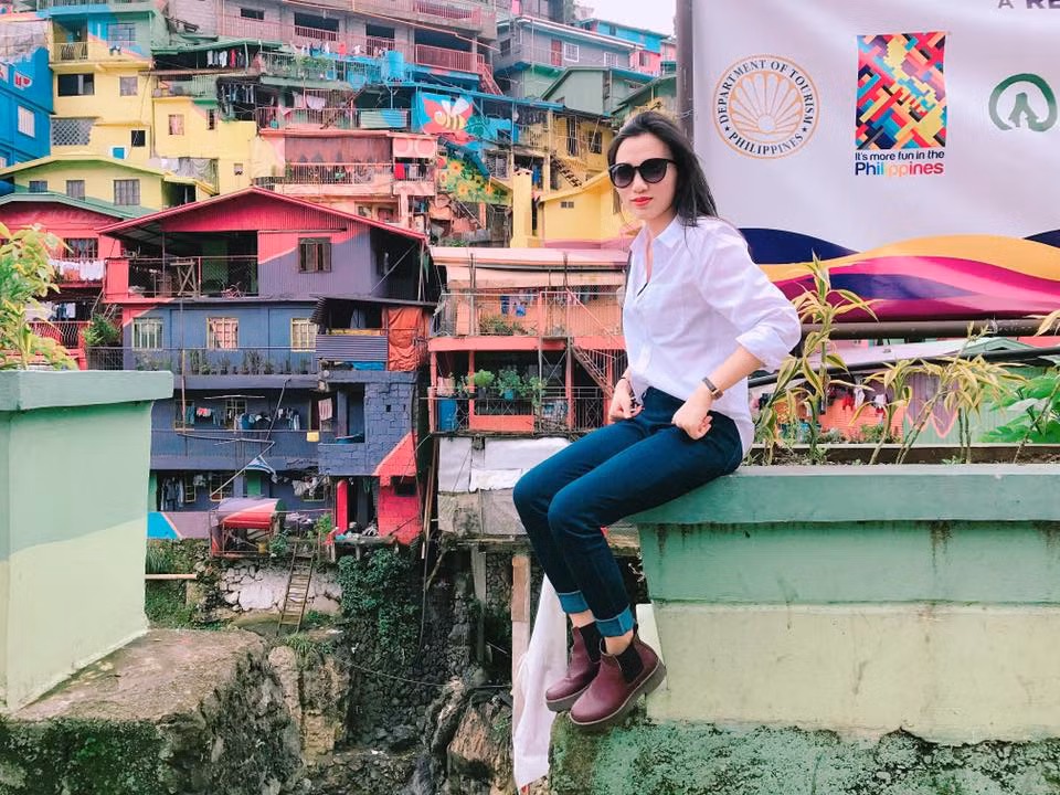 Nữ chính tập cuối Người Ấy Là Ai mùa 3 trông cực ngầu khi phối sơ mi trắng với quần jeans và đôi boot cổ ngắn.