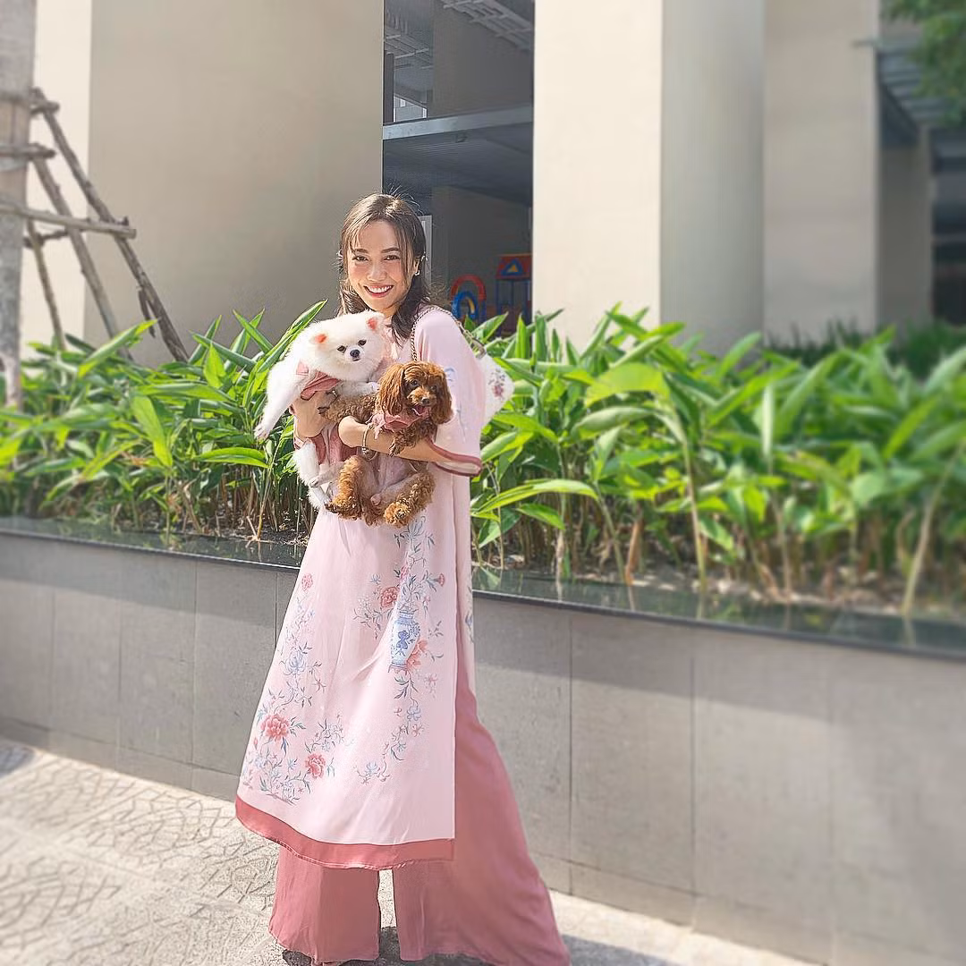 Diệu Nhi trông nữ tính và trẻ trung hơn với kiểu áo dài cách tân vải voan nhẹ nhàng, thướt tha.