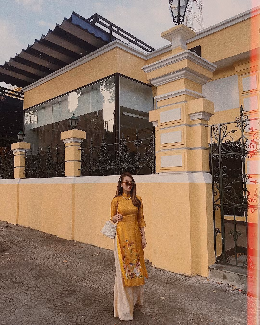 Yến Trang như biến thành quý cô Sài Thành những thập niên 80 với áo dài màu vàng. Ảnh: FBNV, Internet. Video "Minh Hằng chia sẻ về phong cách thời trang". Nguồn: VTC.