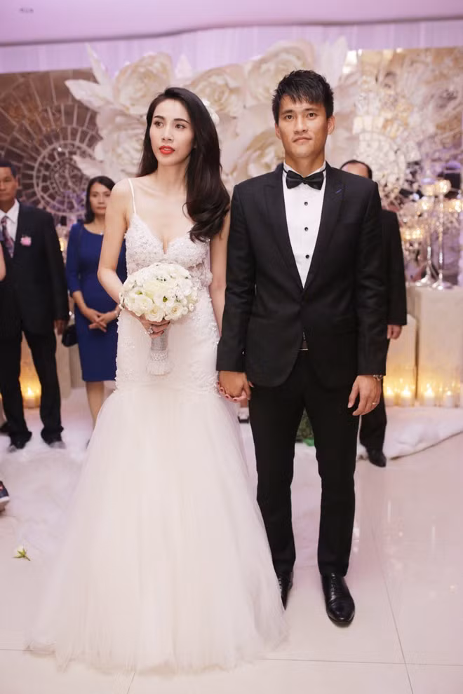 Trong hôn lễ, ca sĩ Thủy Tiên – bà xã Công Vinh diện chiếc váy cưới lộng lẫy có điểm nhấn là khoảng hở sexy tại thân áo, lưng váy và bó sát gợi đường cong nóng bỏng.