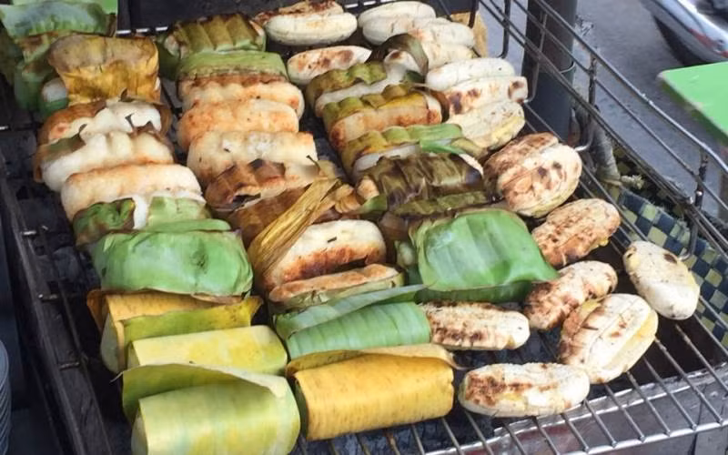 Chuối nếp nướng: Là món ăn vặt khoái khẩu của nhiều người TP.HCM, chuối nếp nướng hấp dẫn người ăn bởi vị ngọt ngào của chuối sứ, vị bùi, dẻo của lớp nếp bọc ngoài, vị béo béo, mằn mặn của nước cốt dừa rưới lên trên.