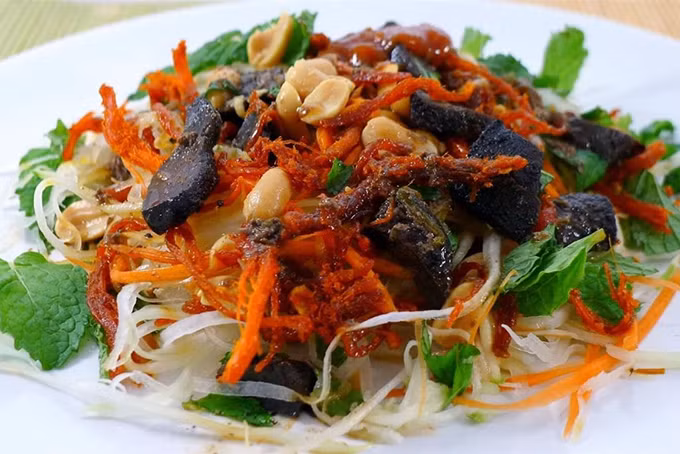 Gỏi khô bò: Cách làm gỏi khô bò Sài Gòn khá đơn giản và nhanh. Đi ăn gỏi khô bò bạn chẳng cần đợi lâu, vừa gọi là đã có ngay một đĩa gỏi khô bò ngon bê ra. Để món ăn vặt Sài Gòn gỏi khô bò ngon đúng điệu là phải ăn với đu đủ bào sợi, thêm chút rau răm thái nhỏ đê tăng mùi vị và đậu phộng.