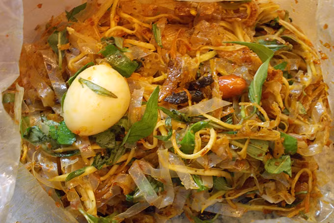 Bánh tráng trộn là món ăn vặt Sài Gòn được giới trẻ yêu thích. Chỉ từ những nguyên liệu đơn giản như: bánh tráng cắt sợi, trộn với tôm khô chiên mỡ, bò cháy, chút rau răm, đu đủ chua cắt sợi, đậu phộng, trứng cút luộc,.... trộn đều với nước me ngọt, hoặc tắc (quả quất) là đã có một món ăn vặt ngon Sài Thành ăn hoài không ngán.