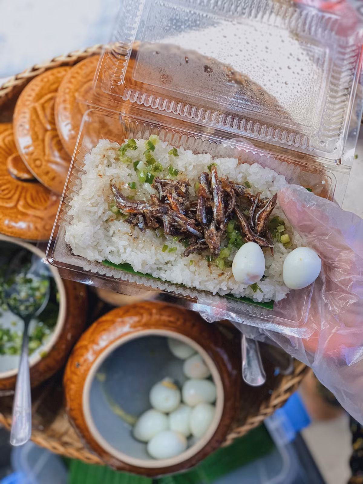 Đến Nha Trang mà muốn thưởng thức món xôi cá này thì các bạn có thể đến quán xôi cá cơm cô Loan trên đường Huỳnh Thúc Kháng. Xôi của cô bán rất ngon và hầu hết dân Nha Trang đều biết đến quán xôi này.
