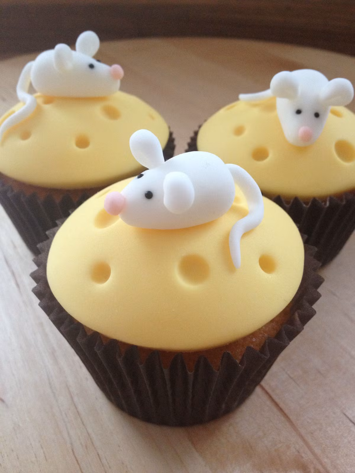 Những chiếc cupcake được trang trí với những chú chuộc bạch dễ thương. Ảnh: Internet. Video "Chế biến món ngon từ nấm đông cô". Nguồn: VTC.