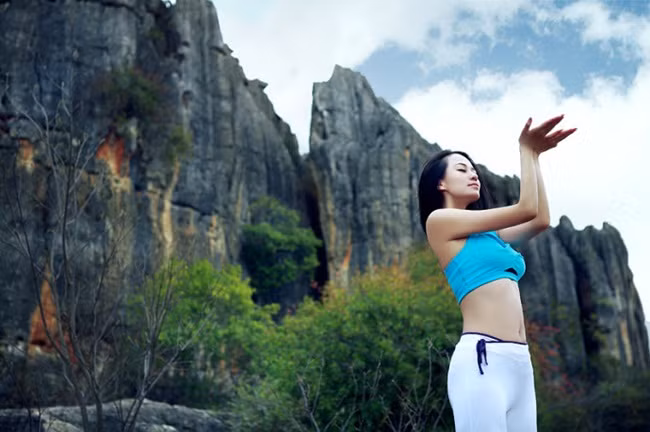 Thời gian trôi đi, Di Nhã đã trở thành cô giáo dạy yoga. Tất cả những động tác có độ khó rất cao đều trở thành việc đơn giản với cô hot girl tài năng và kiên trì này.