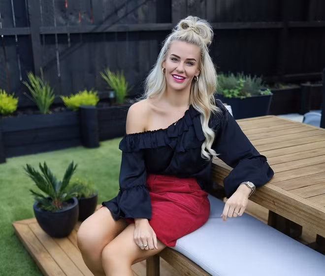 Simone Anderson (29 tuổi) là nhà văn, MC và người truyền cảm hứng nổi tiếng sống tại Auckland, New Zealand. Nhìn vẻ ngoài rạng rỡ, quyến rũ của cô ở hiện tại, ít ai ngờ Anderson từng sở hữu thân hình quá khổ lên tới gần 170kg.