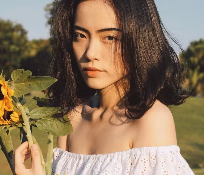 Người đẹp 9X khoe bờ vai thon quyến rũ trong thiết kế trễ vai.