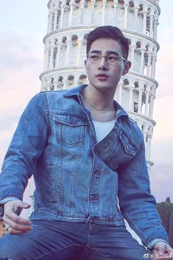 Khi thì thầy diện cả bộ jean khỏe khoắn...