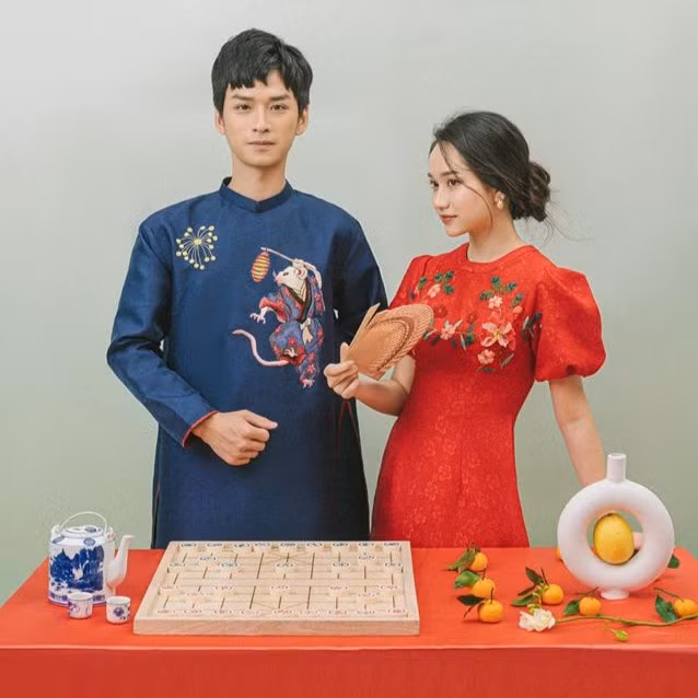 Cặp diễn viên Trần Nghĩa - Trúc Anh cùng mặc áo dài sánh đôi trong tấm hình mừng xuân Canh Tý. Cả hai được đông đảo khán giả yêu mến sau khi thủ vai chính Ngạn - Hà Lan trong bộ phim Mắt biếc của đạo diễn Victor Vũ.
