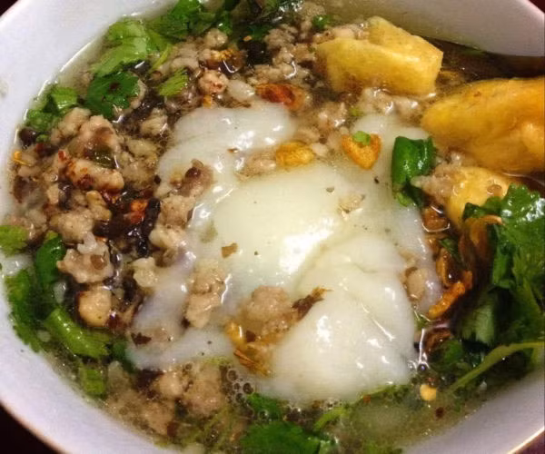 Những ngày thu se lạnh, bưng bát bánh đúc ấm nóng, thưởng thức hương vị đậm đà của những nguyên liệu ăn kèm thì thật tuyệt.