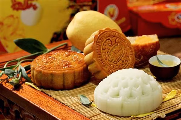 Mỗi độ thu về, người Hà thành lại cùng nhau đặt mua bánh trung thu truyền thống về thưởng thức. Bánh được làm theo cách cũ với công đoạn ủ vỏ bánh, làm nhân bánh cùng các nguyên liệu truyền thông.