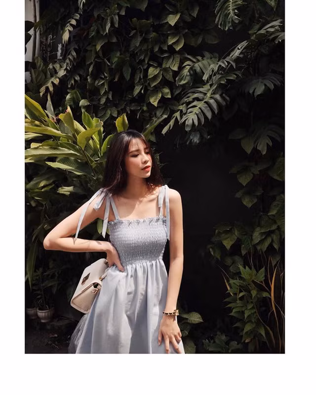 Những lúc đi chơi, cô nàng 22 tuổi rất chuộng các mẫu váy áo trẻ trung.