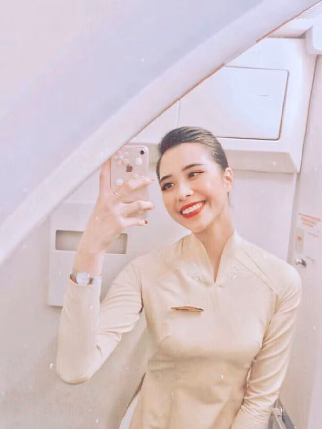 Bên cạnh sự tài giỏi và xinh đẹp, nữ tiếp viên trưởng trẻ ngoài đời còn gây ấn tượng bởi sở hữu gu thời trang sành điệu.