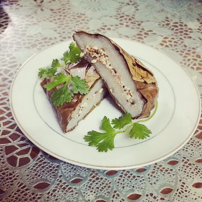 Bột làm bánh này là bột gạo nếp nương, pha thêm chút bột gạo tẻ để cân bằng độ mềm và dẻo. Bột làm bánh được nhào cũng nước đến khi vừa đủ độ mịn thì đem cán mỏng thành hình vuông, dày khoảng nửa phân vào ốp lên chiếc lá vả.