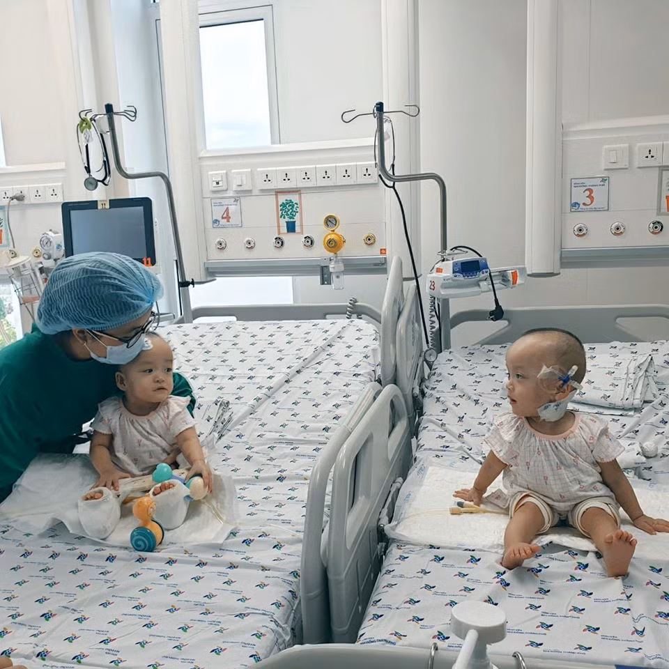 Trước đó, sau ca mổ tách, Trúc Nhi và Diệu Nhi được chuyển về phòng chăm sóc đặc biệt của khoa Hồi sức Tim - Ngoại. Tại đây, các bác sĩ bố trí hai giường bệnh cách xa nhau để đảm bảo chống nhiễm trùng.