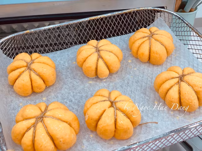 Ngọc Hân chia sẻ: "Đang mùa bí đỏ, nhắc đến bí đỏ Hân nghĩ ngay tới đèn lồng cho Halloween hay để bày trong nhà, đặt ngoài vườn, 'lai rai' dùng dần tới tận dịp Giáng sinh".
