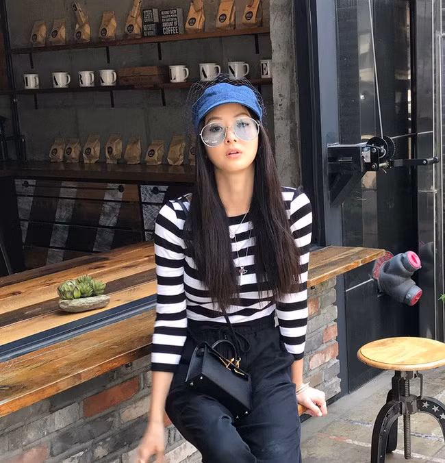 Mặc dù đã gần 40 tuổi và là mẹ một con nhưng Tôn Vân Vân trông vẫn trẻ trung và xinh đẹp chẳng khác gì gái 18.