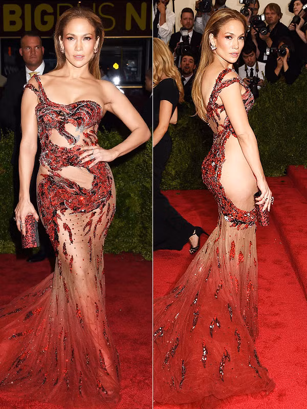 Nữ ca sĩ Jennifer Lopez làm người đối diện chú ý tới khoảng hở nơi vòng 3 của chiếc váy xuyên thấu táo bạo. Ảnh: Internet. Mời độc giả theo dõi video "Minh Hằng chia sẻ về phong cách thời trang". Nguồn: VTC.