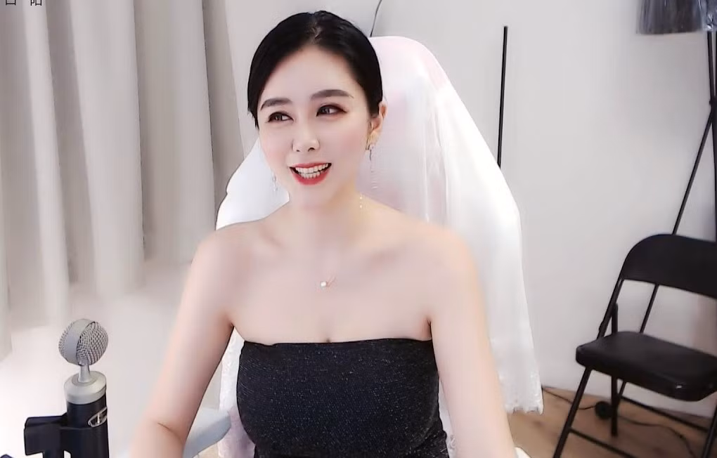 Sau khi gia nhập làng giải trí, Trương Kỳ Cách tận dụng lợi thế ngoại hình của mình kết hợp phong cách thời trang hở bạo khoe vòng một “khủng” để thu hút người theo dõi.