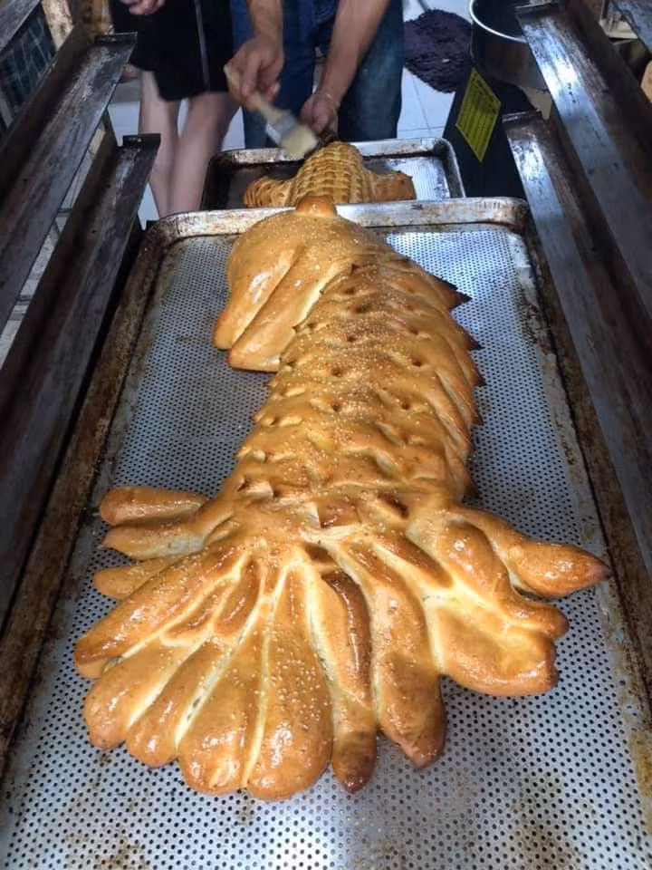 Ngoài làm bánh mì cá sấu, tiệm bánh này còn làm cả bánh mì cua, gà hay cá la hán. Mỗi mẻ bánh 6 con phải mất khoảng 30 phút mới xong. Trong đó, cá sấu mất chừng 1,5 kg bột. Mời độc giả theo dõi video "Chế biến món ngon từ nấm đông cô". Nguồn: VTC.