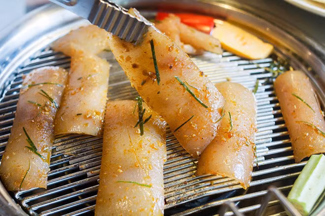 Da heo nướng thường được ăn kèm với rau, tương, giá...phần rau và sốt ăn kèm tương tự như của món thịt nướng, nhiều người còn dùng da heo nướng với cơm nếu như muốn đổi vị.