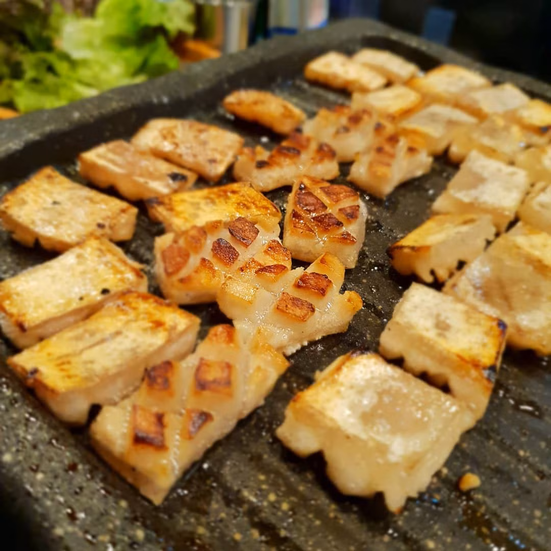 Không chỉ là một món ăn thơm ngon, đặc sắc mà da heo còn rất tốt cho làn da của hội chị em. Bởi vì chúng chứa nhiều collagen giúp tái tạo da và làm da trở nên căng mịn hơn.