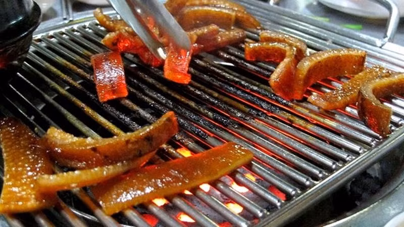 Nhìn bề ngoài, món da heo nướng Hàn Quốc có vẻ khá đơn giản, nhưng thực chất món ăn này được chế biến vô cùng công phu. Khi làm món ăn, người ta phải sơ chế sạch lông, sau đó phải lọc gần hết lớp mỡ thừa, chỉ chừa lại một chút dính vào bì.