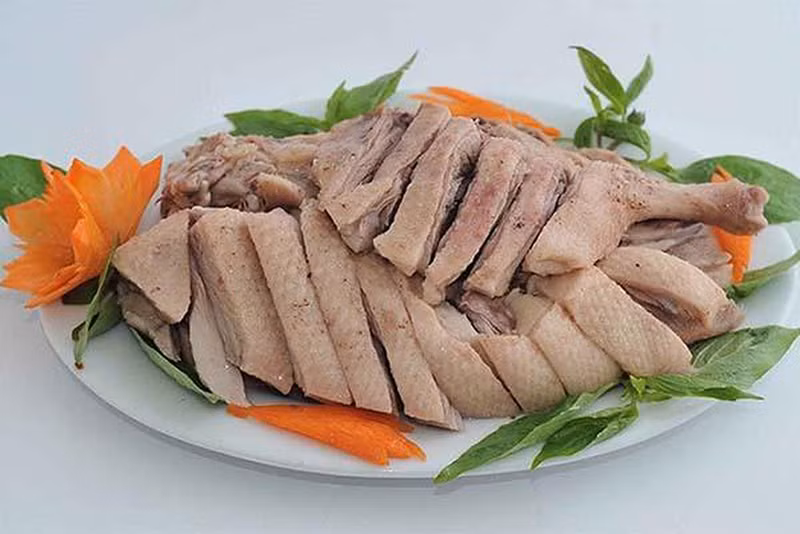 Thịt vịt (miền Trung): Đây là món ăn được rất nhiều gia đình ở miền Trung sử dụng trong dịp Tết Đoan Ngọ. Người dân miền Trung quan niệm, từ ngày 5/5 âm lịch vịt bắt đầu vào mùa, thịt vịt sẽ mềm và thơm ngon hơn. Vì thế, trong Tết Đoan Ngọ, ở hầu hết các gia đình, họ đều mua vịt và chế biến thành nhiều món ăn khác nhau.