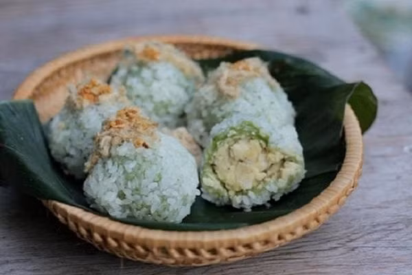 Bánh khúc (Lào Cai): Đây là món ăn không thể thiếu trong Tết Đoan Ngọ của người Nùng (Mường Khương, Lào Cai). Nguyên liệu làm bánh là gạo nếp ngon được chọn lựa kỹ càng, rau khúc, đậu xanh, hạt vừng đen.