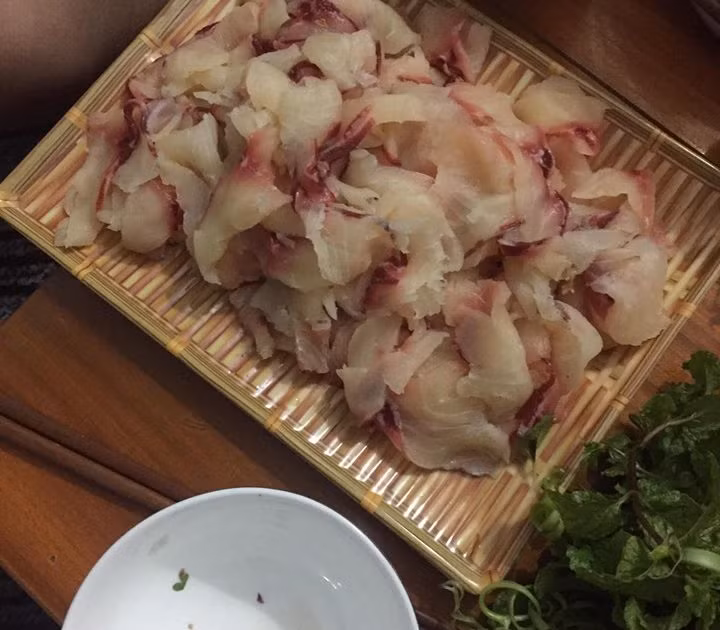 Đi rừng bắt được con cá ngon là tìm ngay bông hoa chuối chặt về để chuẩn bị làm món gỏi cá. Hoa chuối được thái sợi, ngâm trong nước có vắt vài quả chanh, thì sau lấy ra hoa chuối mới trắng đẹp. Ảnh: Internet.