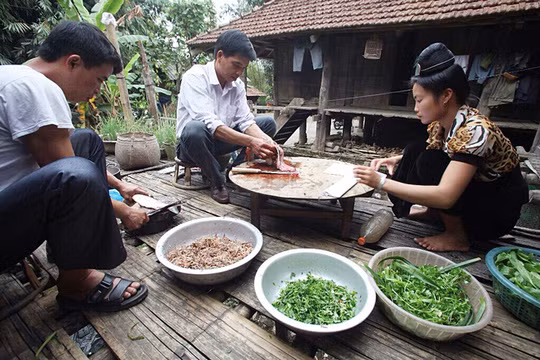 Gỏi có thể được làm từ nhiều loại cá, song thông thường được chế biến từ hai loại cá: Cá chép và cá trắm. Con cá còn tươi nguyên, có trọng lượng từ 2 kg trở lên, cá càng to thì càng dễ chế biến, nhất là cá bắt ở sông, suối hoặc cá nuôi ở ao hồ sống trong môi trường nước sạch nhiều năm sẽ cho thịt săn chắc và giòn. Ảnh: Petrotimes.