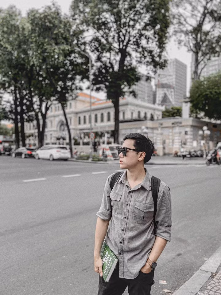 Đôi khi, Phạm Vũ Thịnh cũng thử đổi gió với style bụi bặm, cá tính.